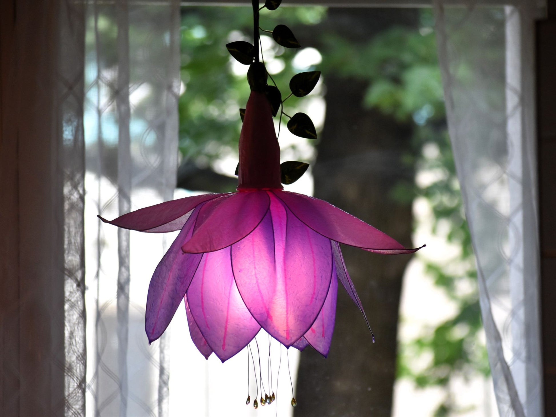 Lampada sospensione fiore di fucsia fatto e dipinto a mano, pezzo unico - Fiorediluce