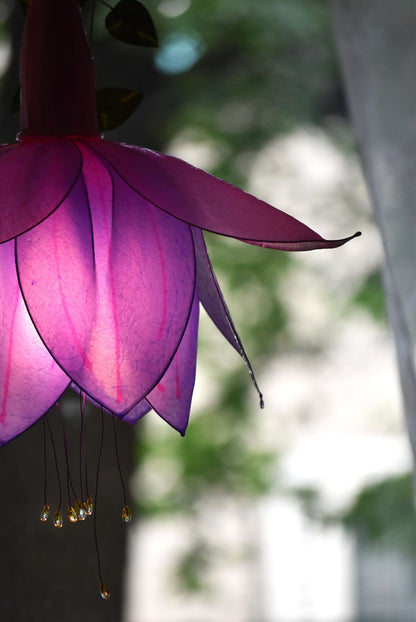 Lampada sospensione fiore di fucsia fatto e dipinto a mano, pezzo unico - Fiorediluce