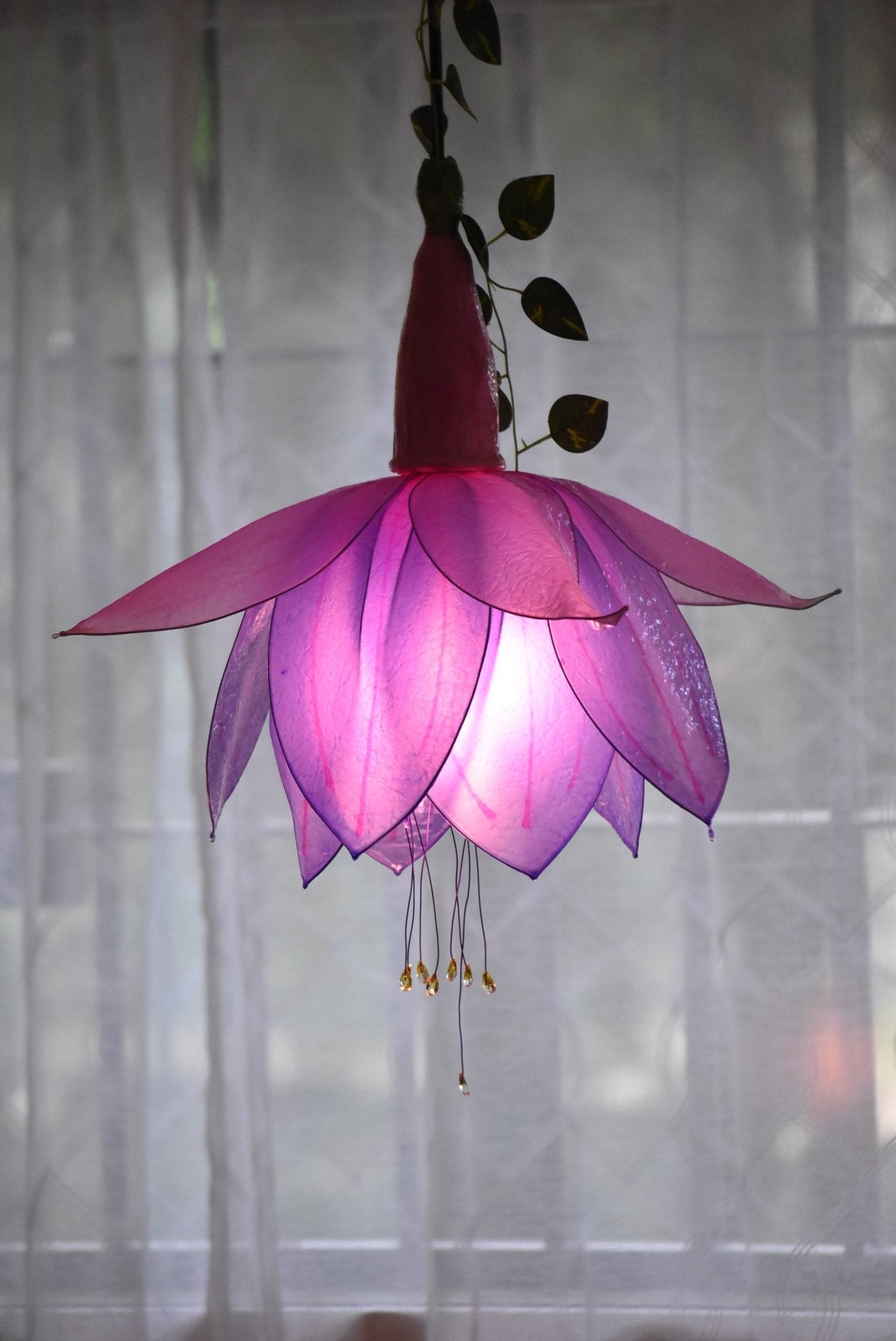 Lampada sospensione fiore di fucsia fatto e dipinto a mano, pezzo unico - Fiorediluce