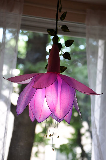 Lampada sospensione fiore di fucsia fatto e dipinto a mano, pezzo unico - Fiorediluce