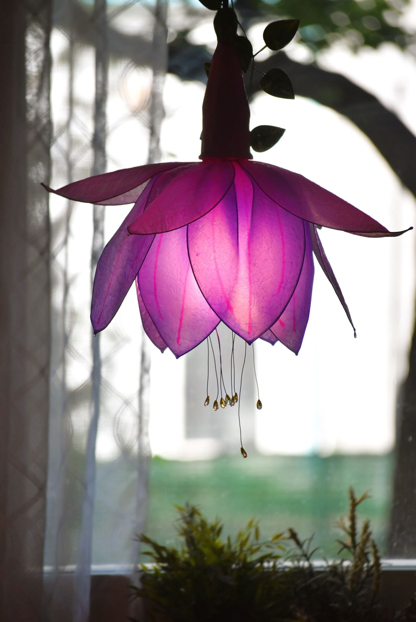 Lampada sospensione fiore di fucsia fatto e dipinto a mano, pezzo unico - Fiorediluce