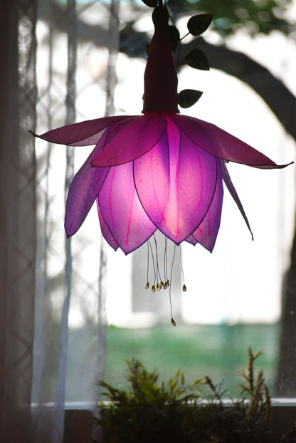 Lampada sospensione fiore di fucsia fatto e dipinto a mano, pezzo unico - Fiorediluce
