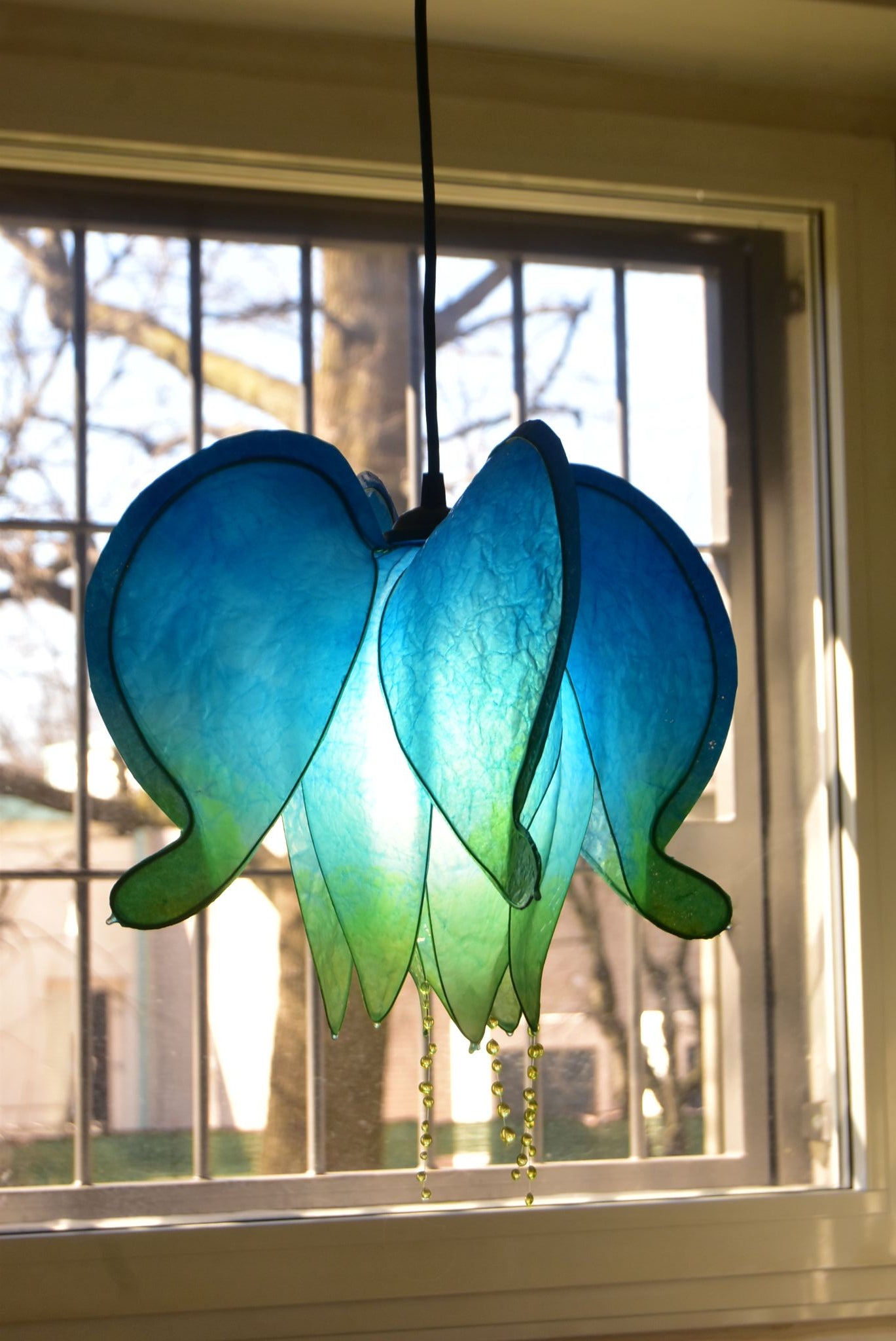 Lampada a sospensione a forma di cuore blu appesa fatta e dipinta a mano in resina
