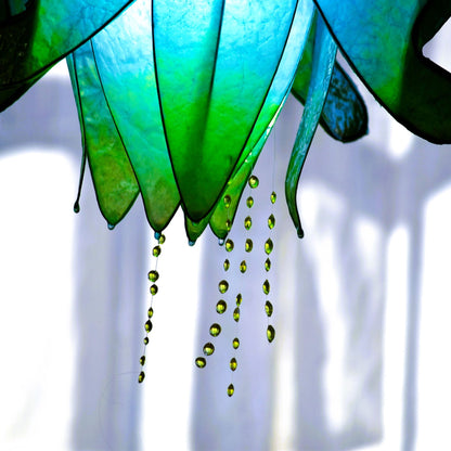 Particolare di lampada sospensione blu in resina con pistilli gialli