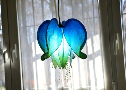 Lampada a sospensione a forma di cuore blu appesa fatta e dipinta a mano in resina