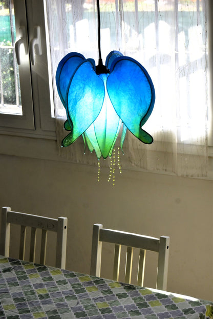 Lampada a sospensione a forma di cuore blu appesa fatta e dipinta a mano in resina