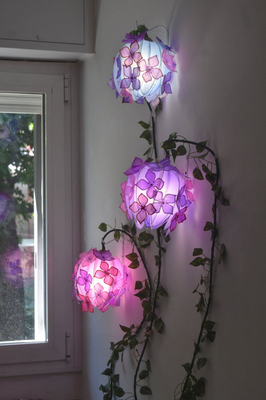 lampada floreale artigianale in resina 3 boccioli da parete - Fiorediluce