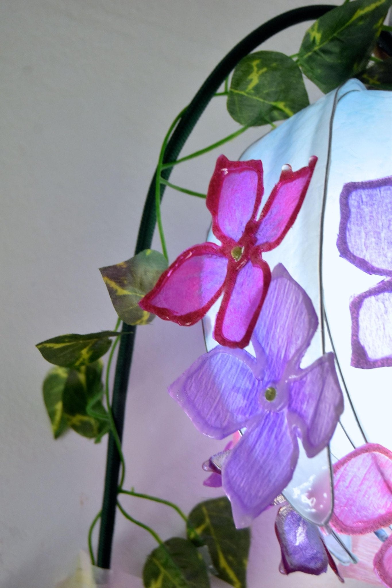 lampada floreale artigianale in resina 3 boccioli da parete - Fiorediluce