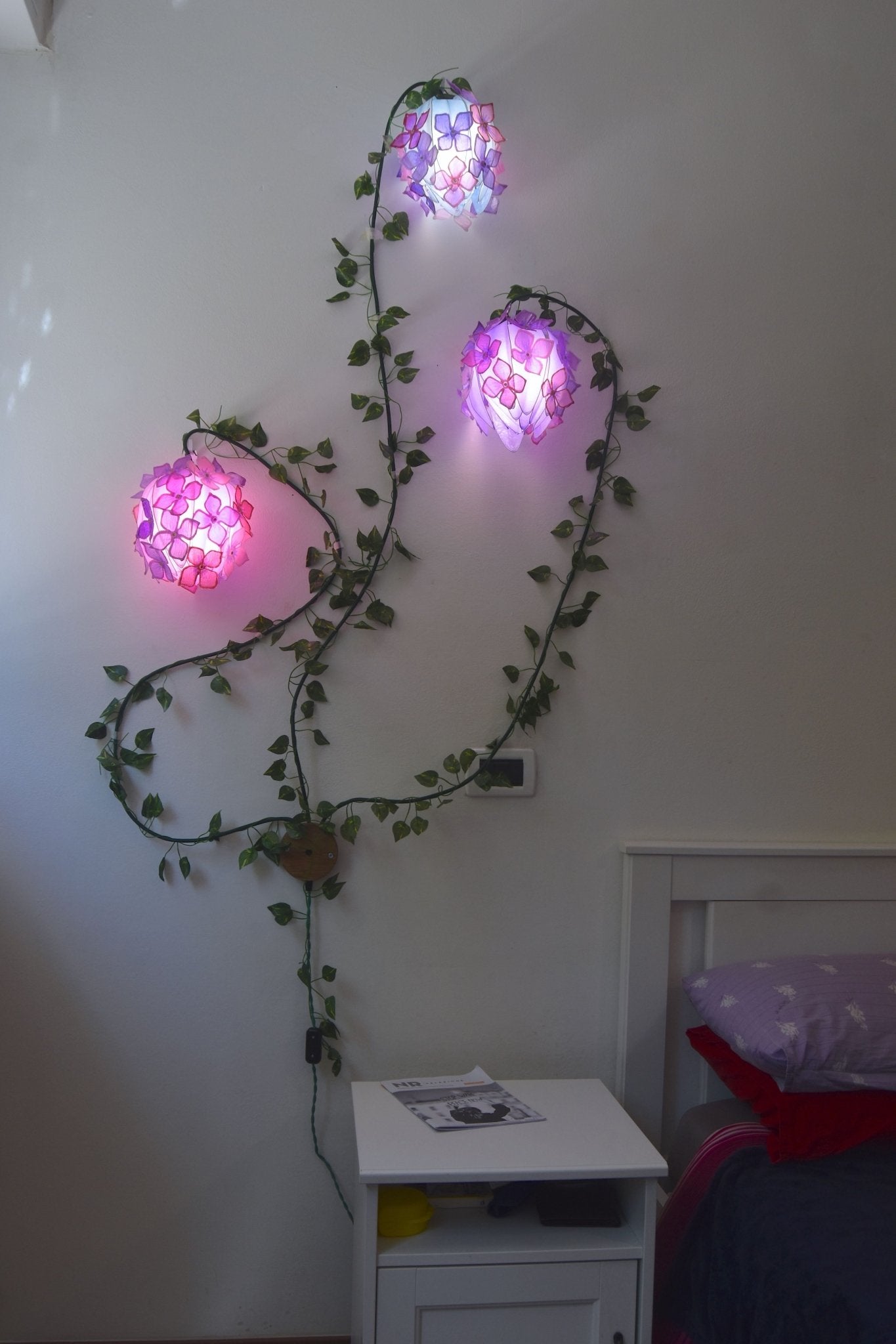 lampada floreale artigianale in resina 3 boccioli da parete - Fiorediluce