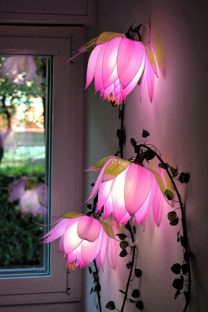 lampada da muro 3 luci rampicanti di boccioli rosa per arredamento floreale fiabesco - Fiorediluce