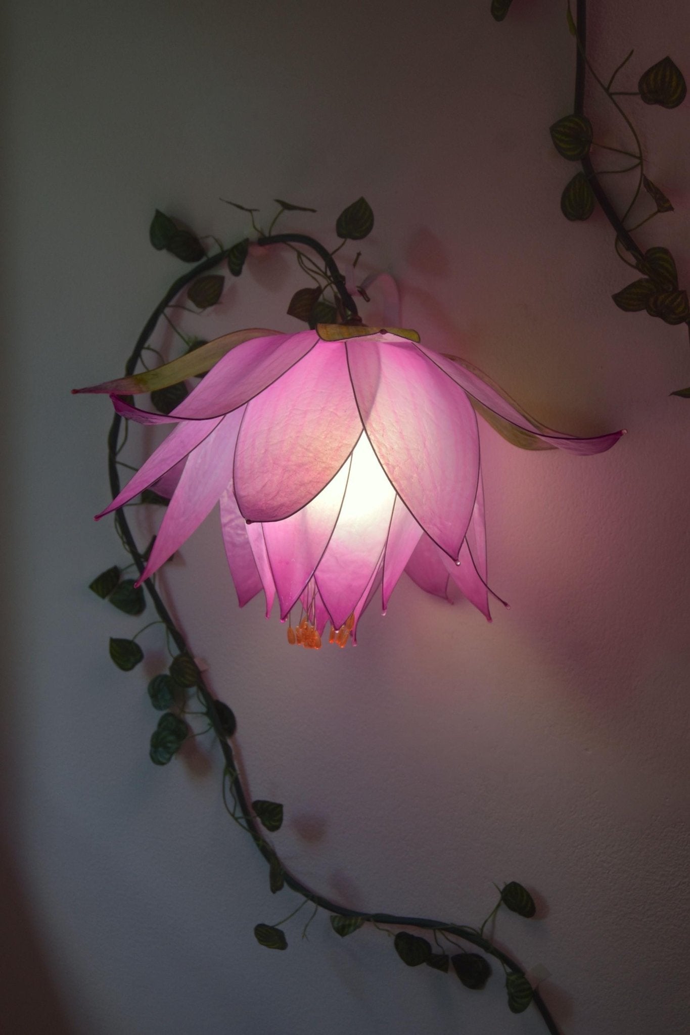 lampada da muro 3 luci rampicanti di boccioli rosa per arredamento floreale fiabesco - Fiorediluce