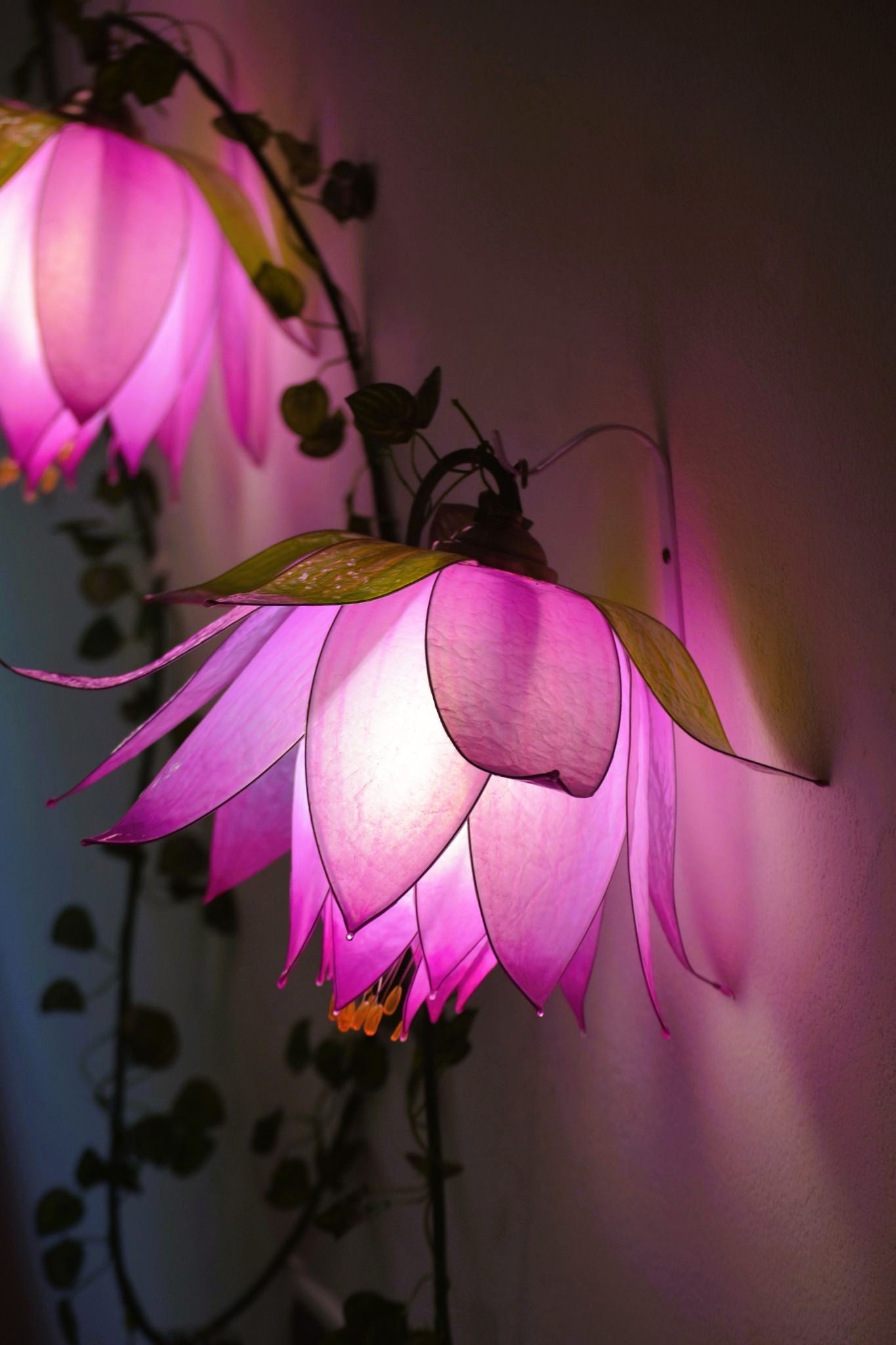 lampada da muro 3 luci rampicanti di boccioli rosa per arredamento floreale fiabesco - Fiorediluce