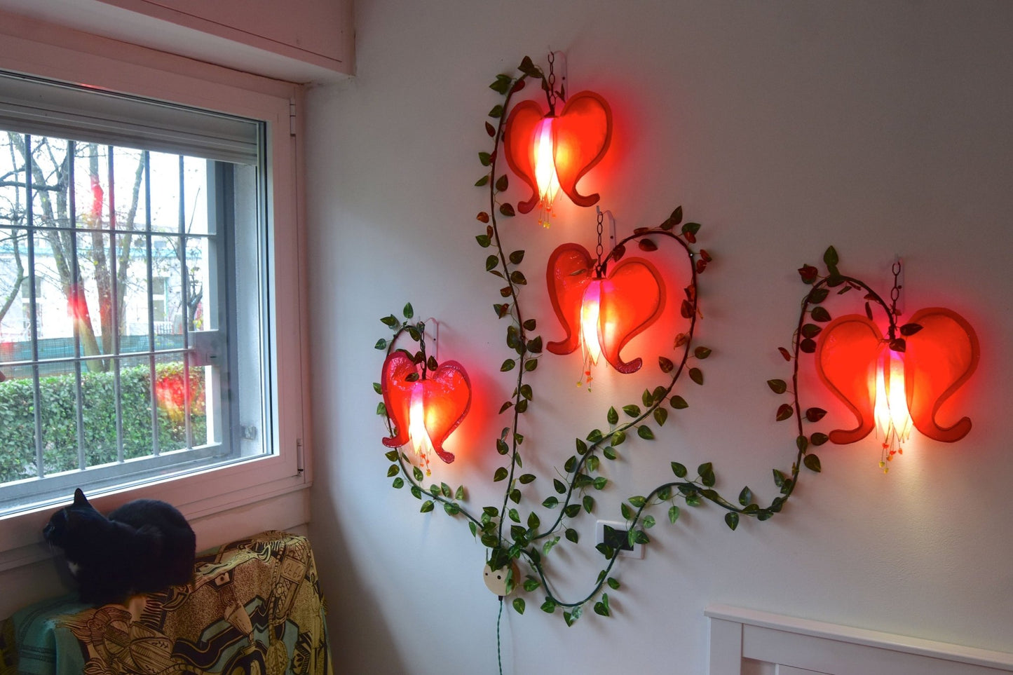 lampada da muro rossa a fiori cuori sanguinanti, decorazione artigianale da parete - Fiorediluce