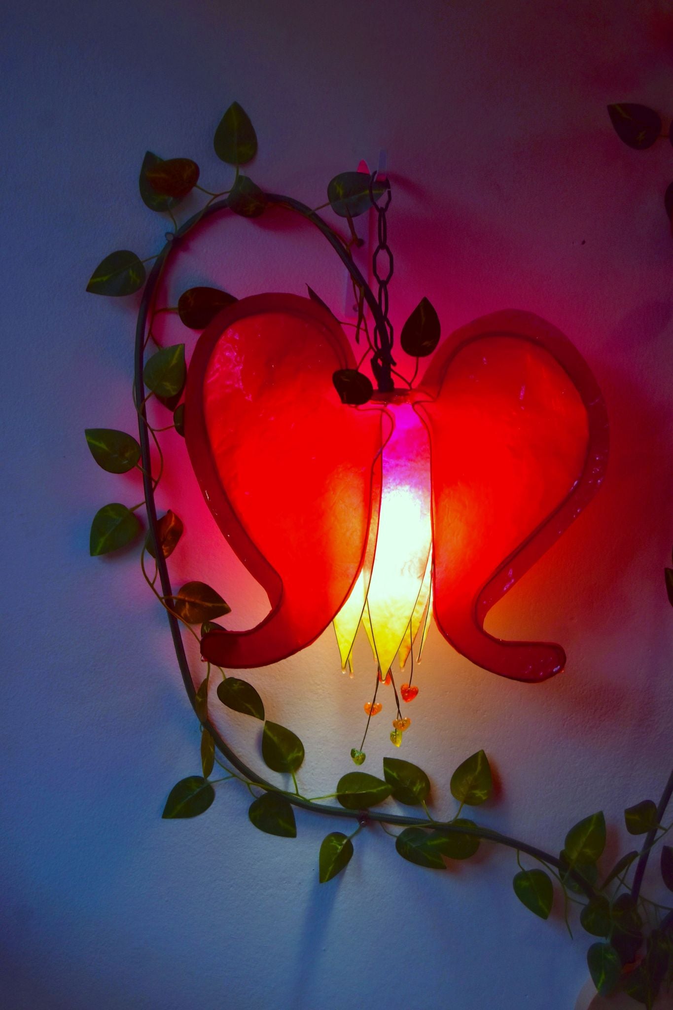 lampada da muro rossa a fiori cuori sanguinanti, decorazione artigianale da parete - Fiorediluce