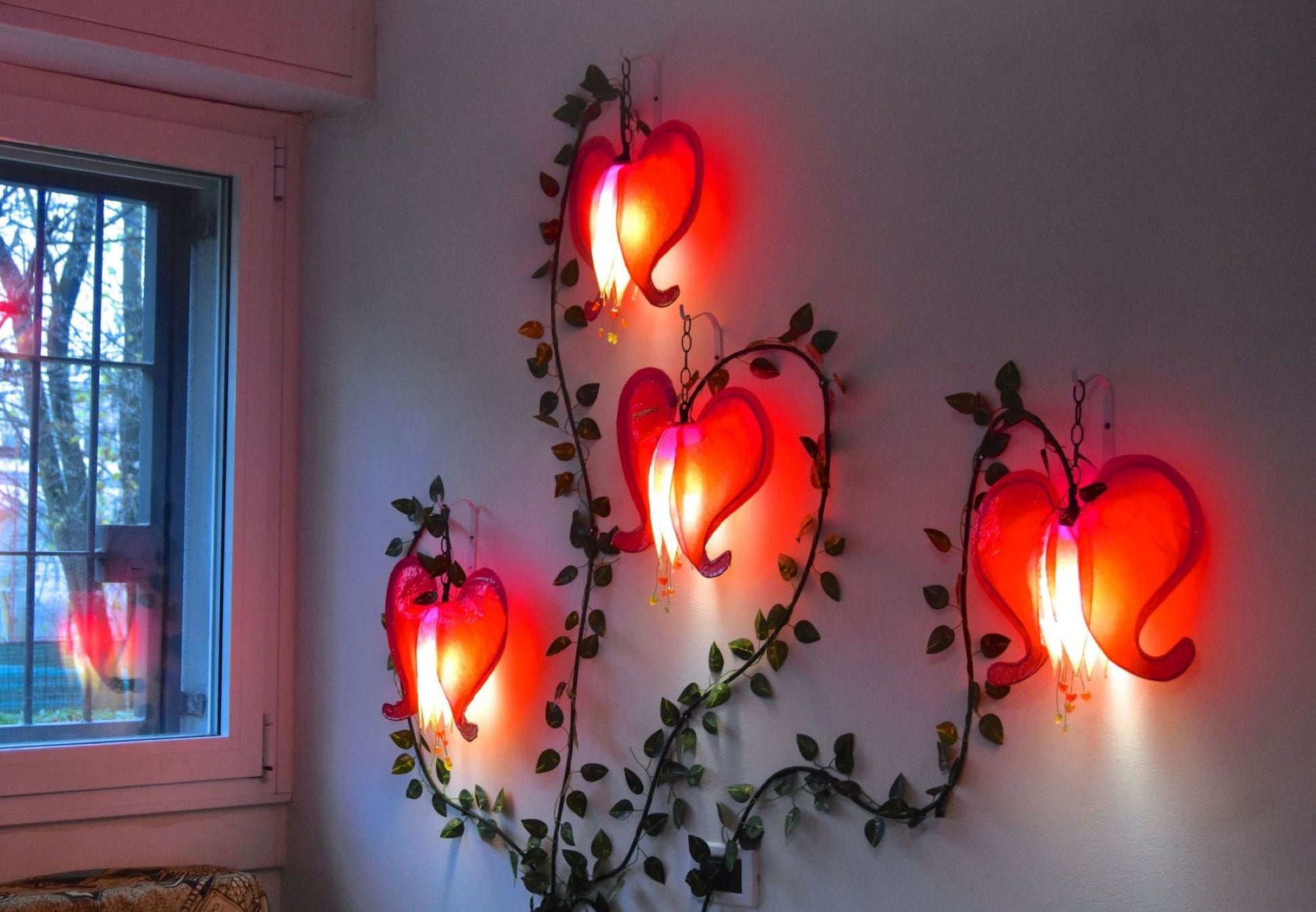lampada da muro rossa a fiori cuori sanguinanti, decorazione artigianale da parete - Fiorediluce