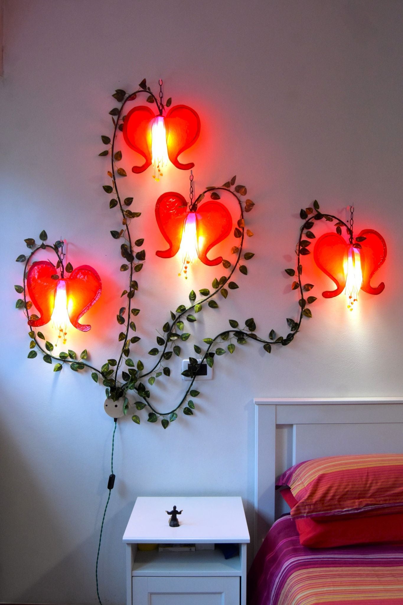 lampada da muro rossa a fiori cuori sanguinanti, decorazione artigianale da parete - Fiorediluce