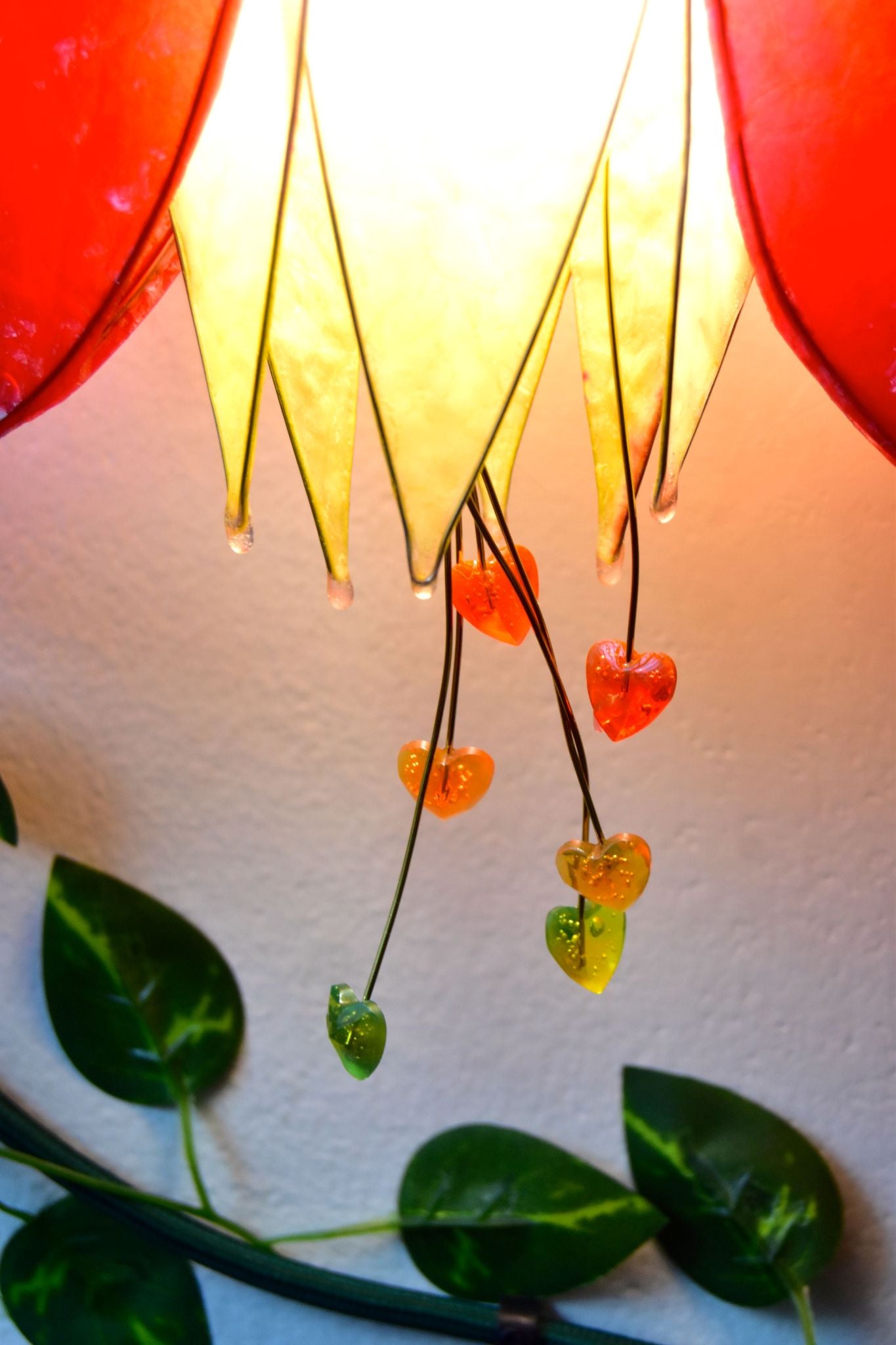 lampada da muro rossa a fiori cuori sanguinanti, decorazione artigianale da parete - Fiorediluce