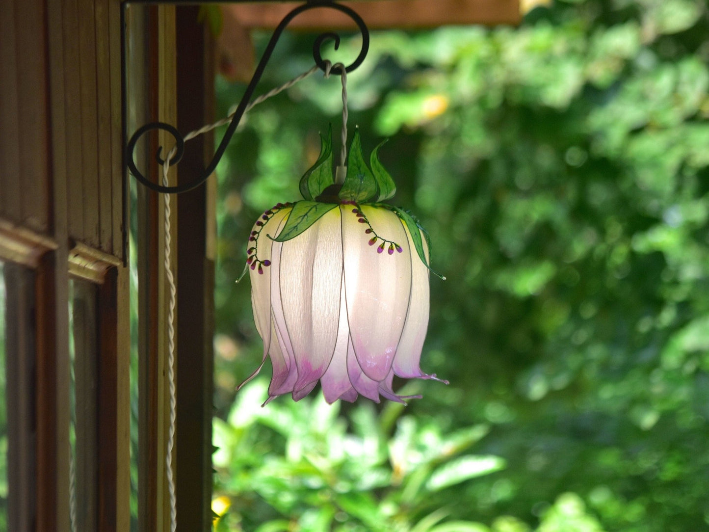 Lampada da muro forma di bocciolo di fiore bianco viola in resina dipinta a mano - Fiorediluce