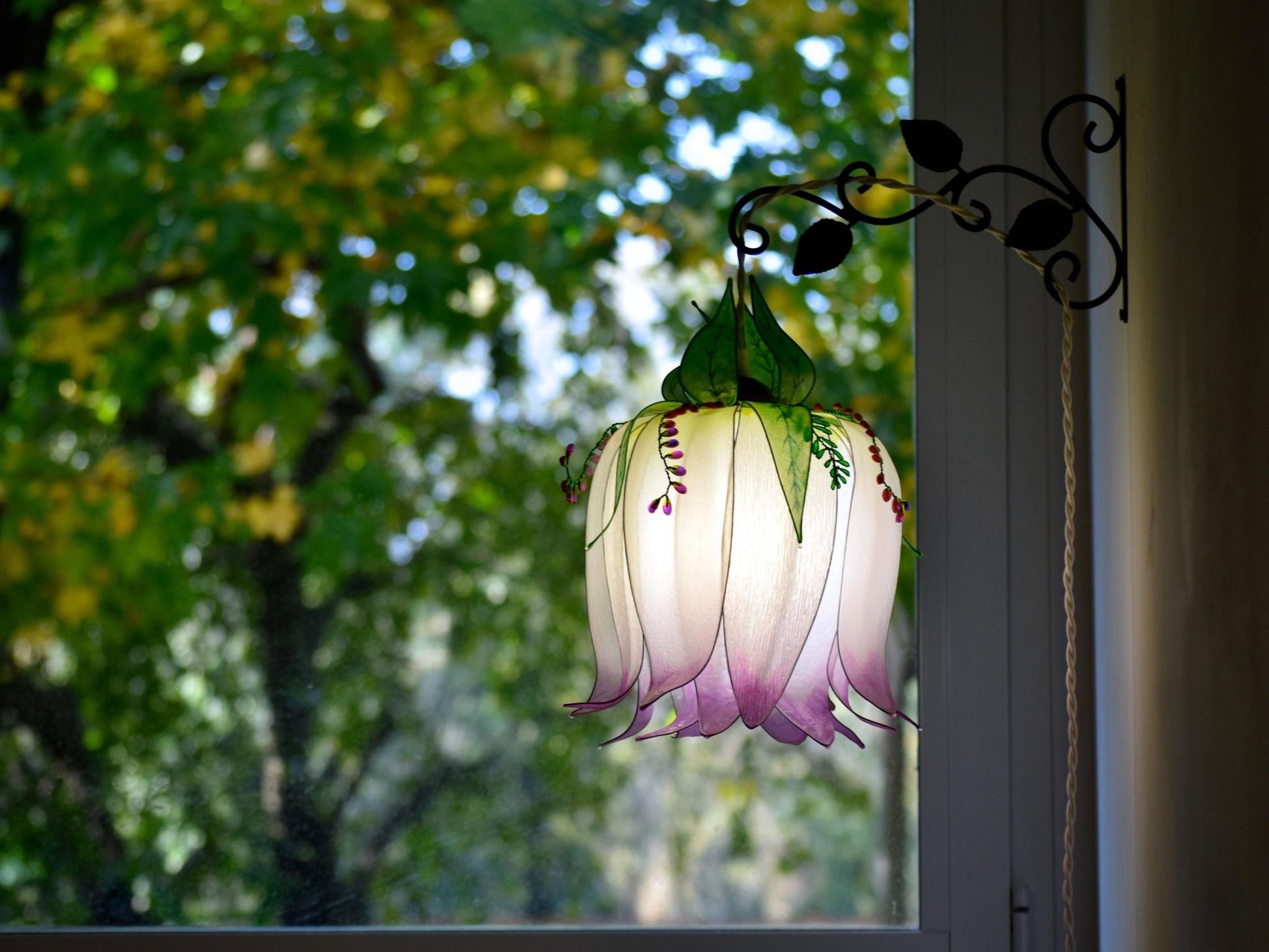 Lampada da muro forma di bocciolo di fiore bianco viola in resina dipinta a mano - Fiorediluce