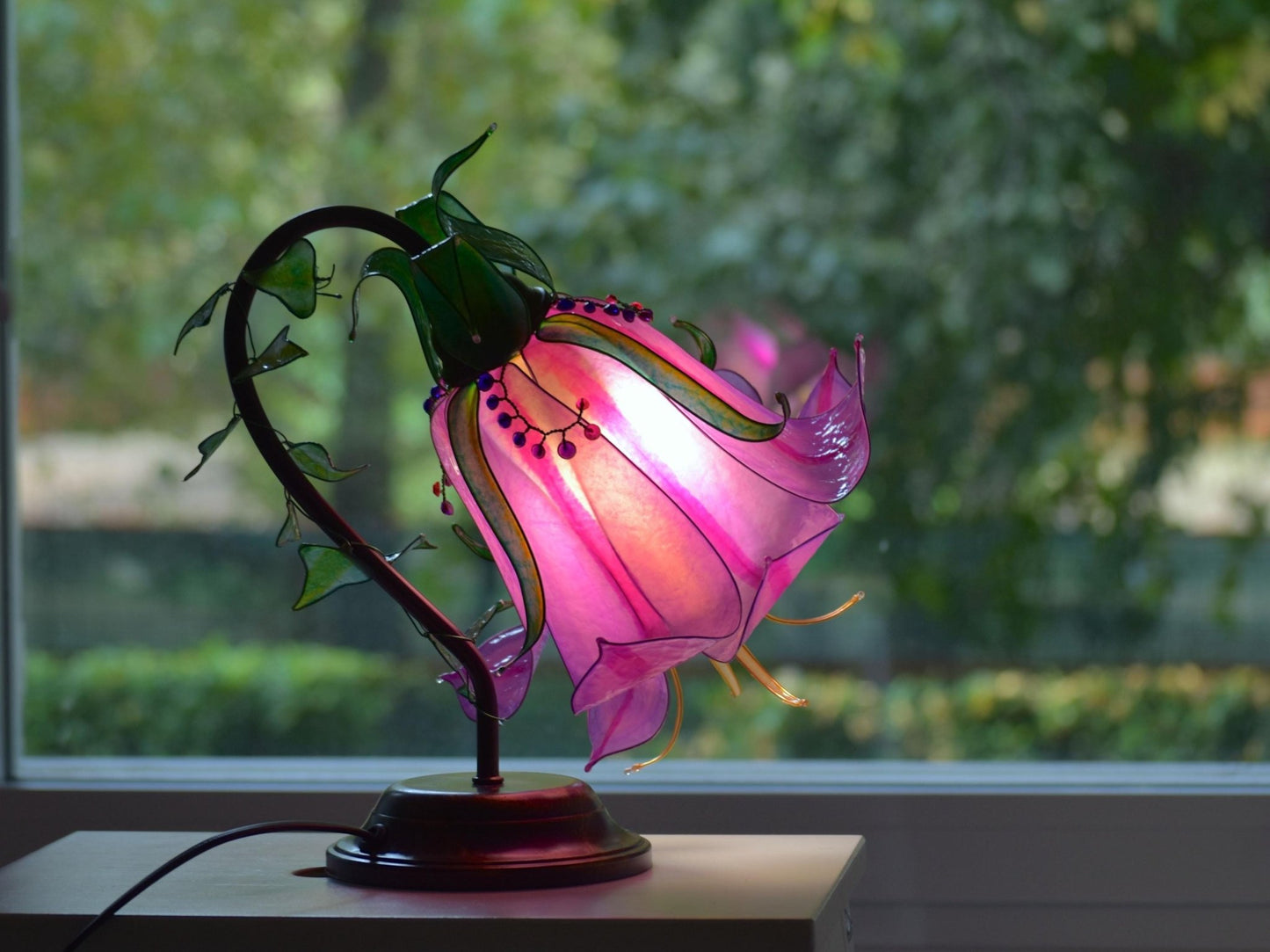 lampada da tavolo a forma di fiore rosa in resina fatta e dipinta a mano - Fiorediluce