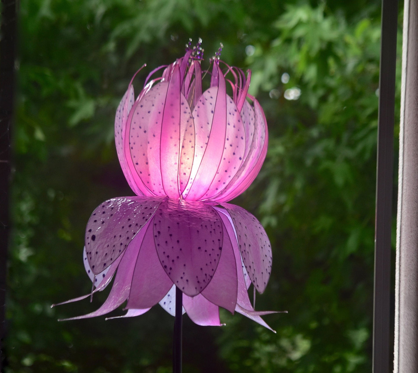 Lampada da terra in resina fiore gigante rosa lilla fatto e dipinto a mano - Fiorediluce