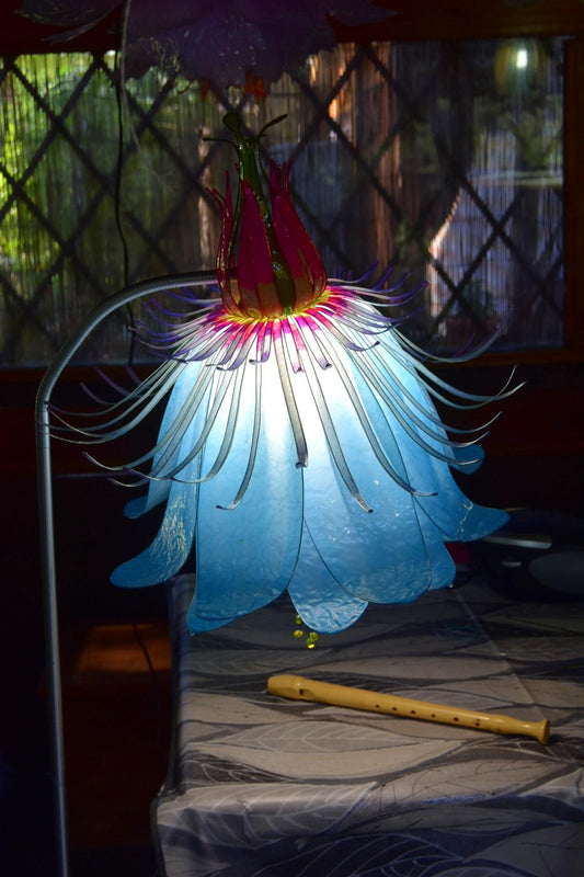 Lampada da lettura orientabile con paralume fiore di passiflora in resina - Fiorediluce