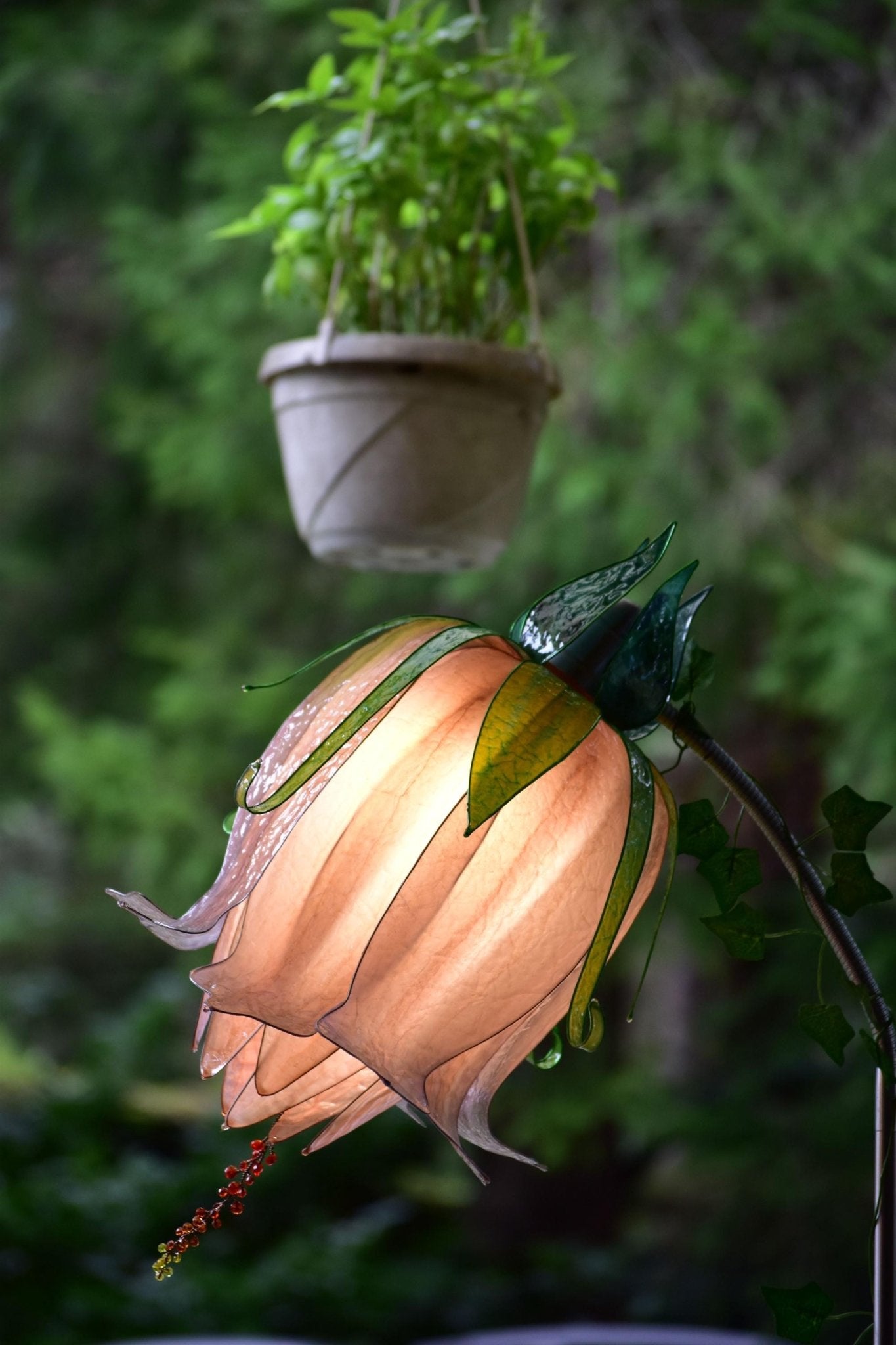 lampada da terra a forma di fiore beige orientabile in resina - Fiorediluce