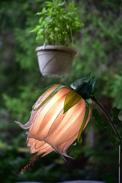 lampada da terra a forma di fiore beige orientabile in resina - Fiorediluce