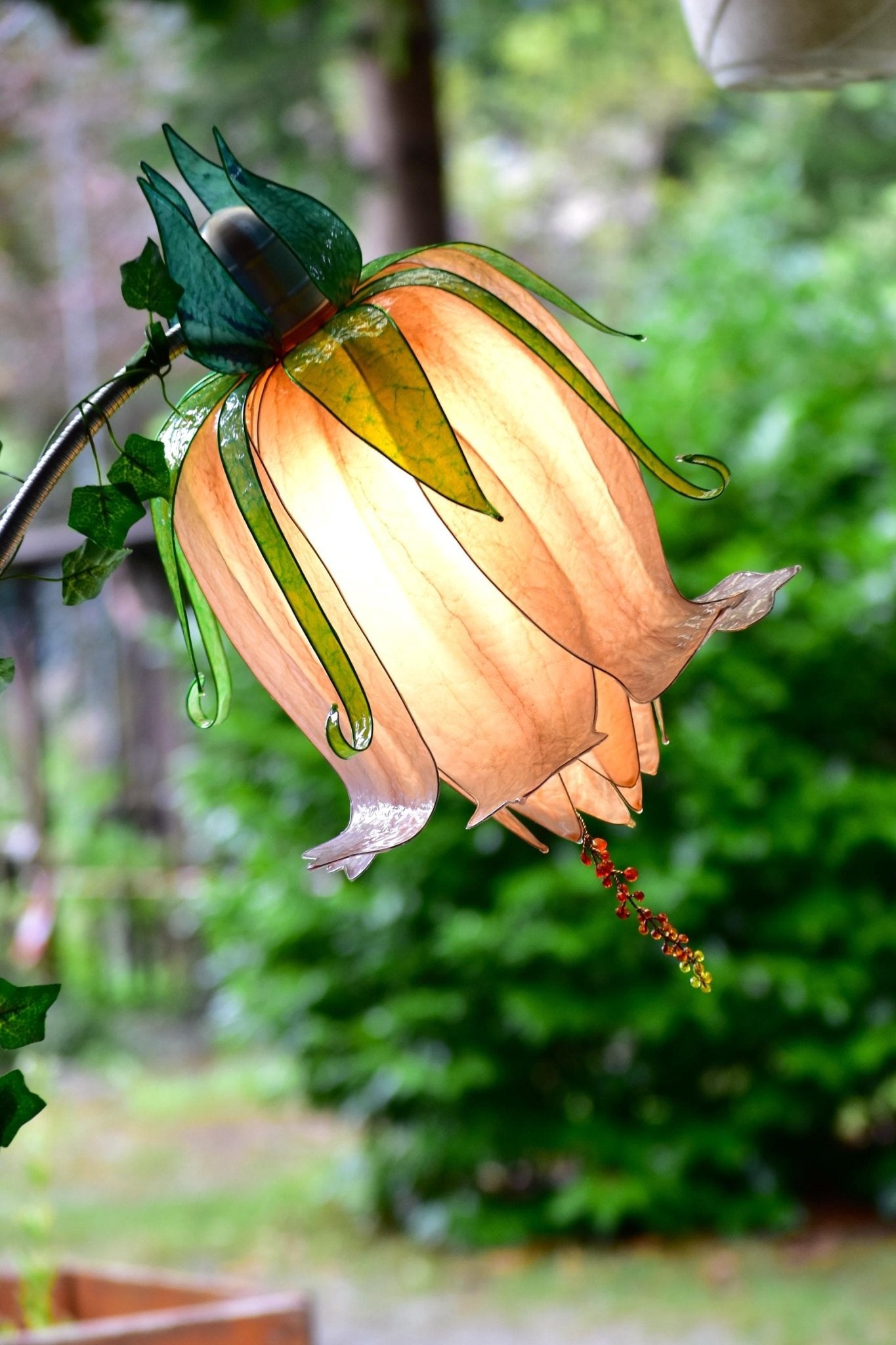 lampada da terra a forma di fiore beige orientabile in resina - Fiorediluce