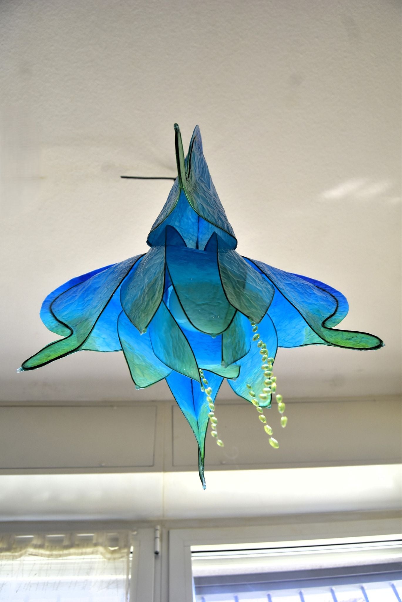 Lampada a sospensione a forma di cuore blu appesa fatta e dipinta a mano in resina