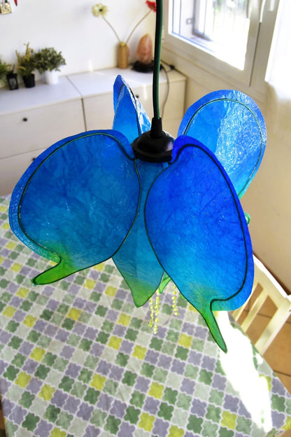 Lampada a sospensione a forma di cuore blu appesa fatta e dipinta a mano in resina