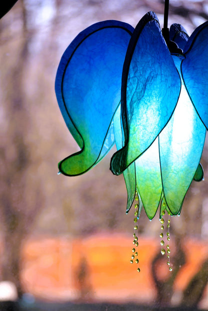 Lampada a sospensione a forma di cuore blu appesa fatta e dipinta a mano in resina