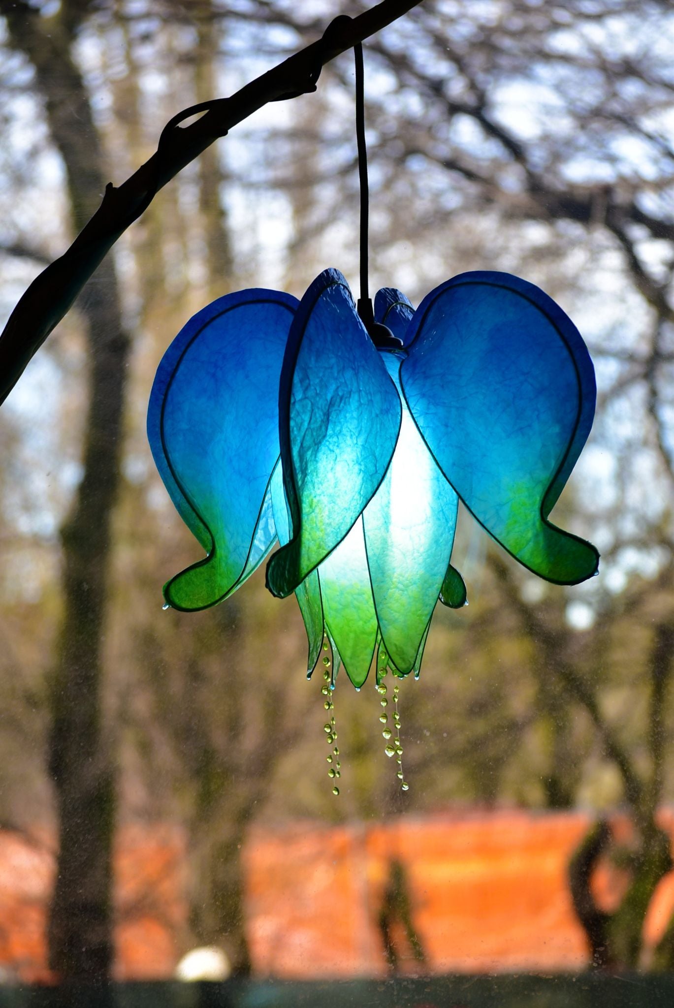 Lampada a sospensione a forma di cuore blu appesa fatta e dipinta a mano in resina