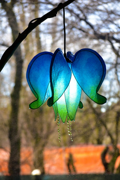 Lampada a sospensione a forma di cuore blu appesa fatta e dipinta a mano in resina