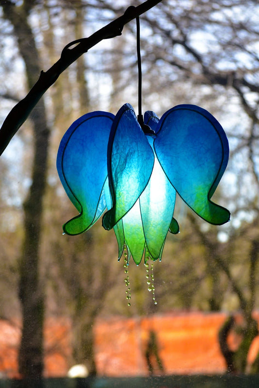 Lampada a sospensione a forma di cuore blu appesa fatta e dipinta a mano in resina