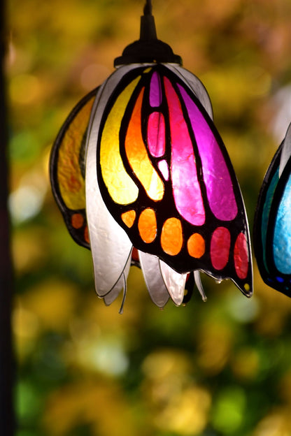 Lampadario 3 farfalle in resina, illuminazione artigianale personalizzabile, su ordinazione - Fiorediluce