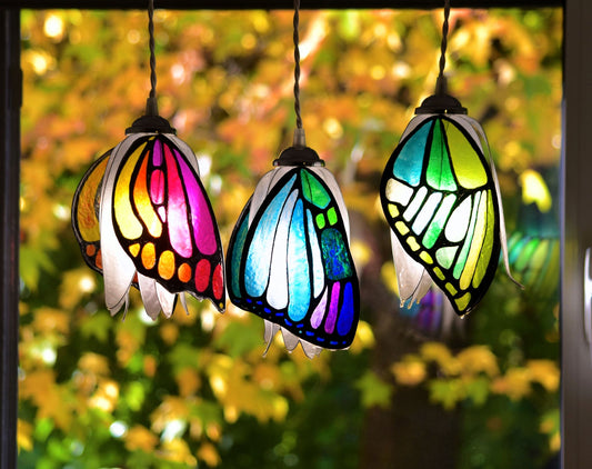 Lampadario 3 farfalle in resina, illuminazione artigianale personalizzabile, su ordinazione - Fiorediluce