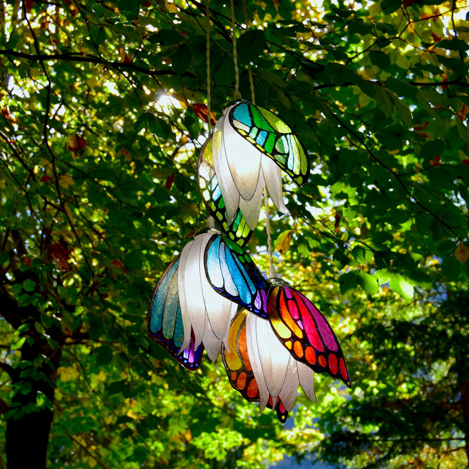 Lampadario 3 farfalle in resina, illuminazione artigianale personalizzabile, su ordinazione - Fiorediluce