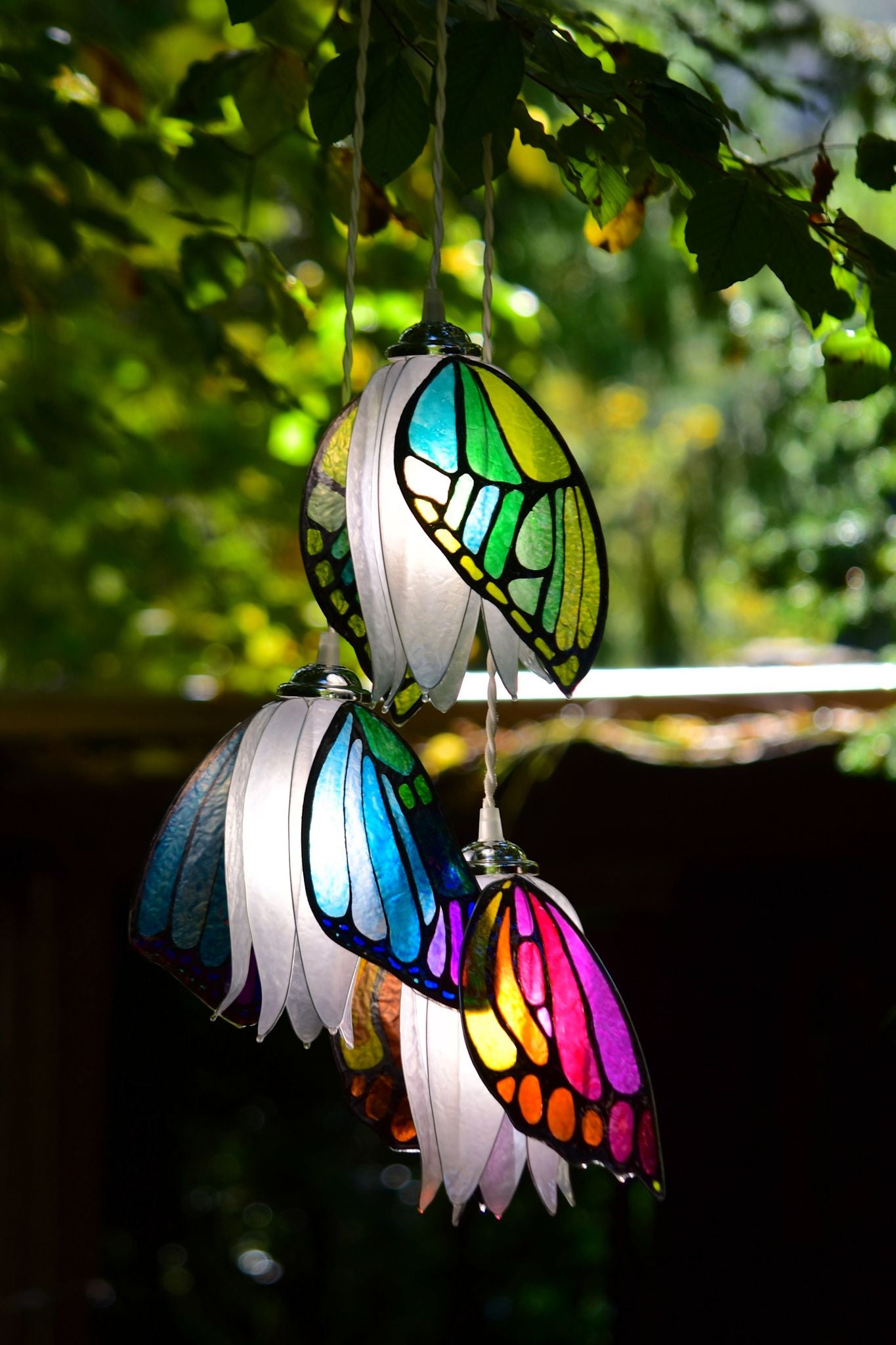 Lampadario 3 farfalle in resina, illuminazione artigianale personalizzabile, su ordinazione - Fiorediluce