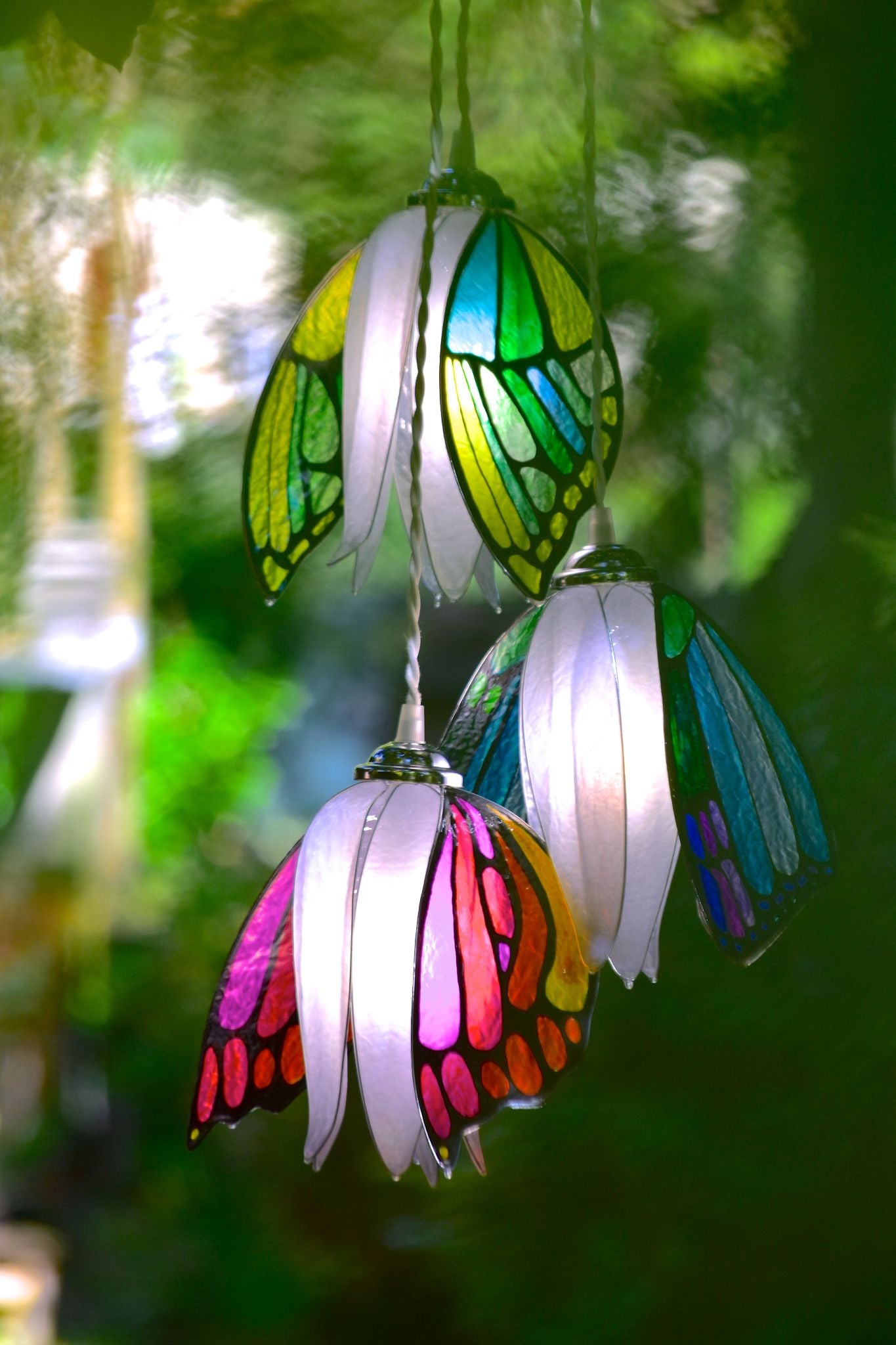 Lampadario 3 farfalle in resina, illuminazione artigianale personalizzabile, su ordinazione - Fiorediluce