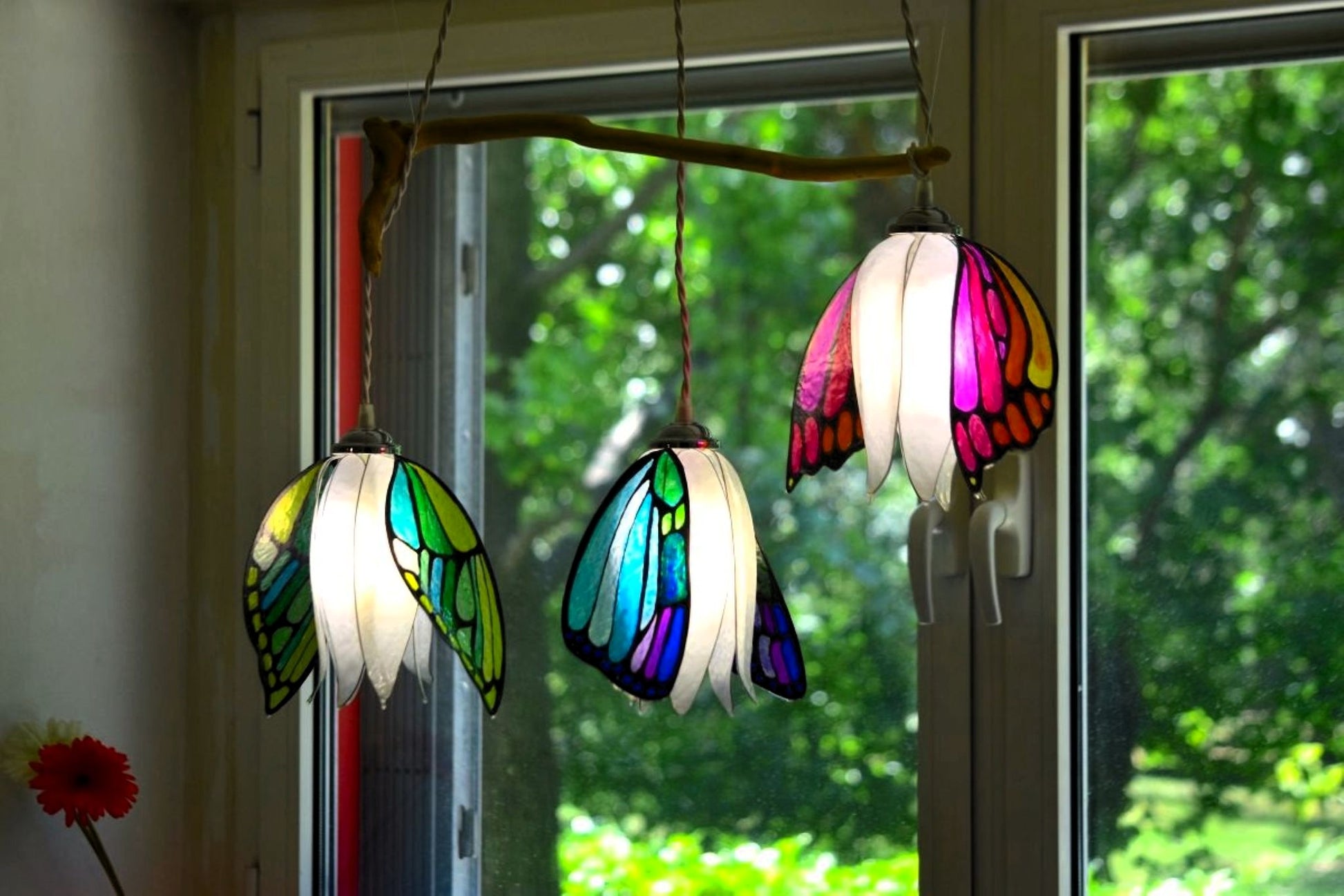 Lampadario 3 farfalle in resina, illuminazione artigianale personalizzabile, realizzato su ordinazione - Fiorediluce