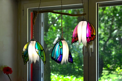 Lampadario 3 farfalle in resina, illuminazione artigianale personalizzabile, realizzato su ordinazione - Fiorediluce