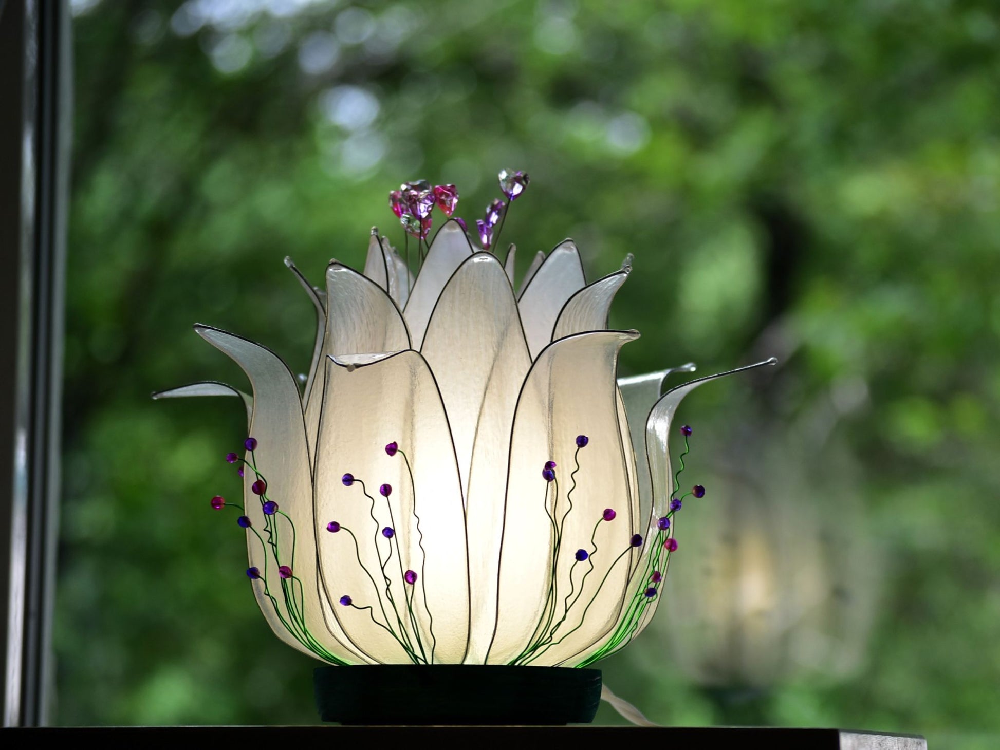 lampada da tavolo a forma di fiore di loto bianco fatta a mano - Fiorediluce