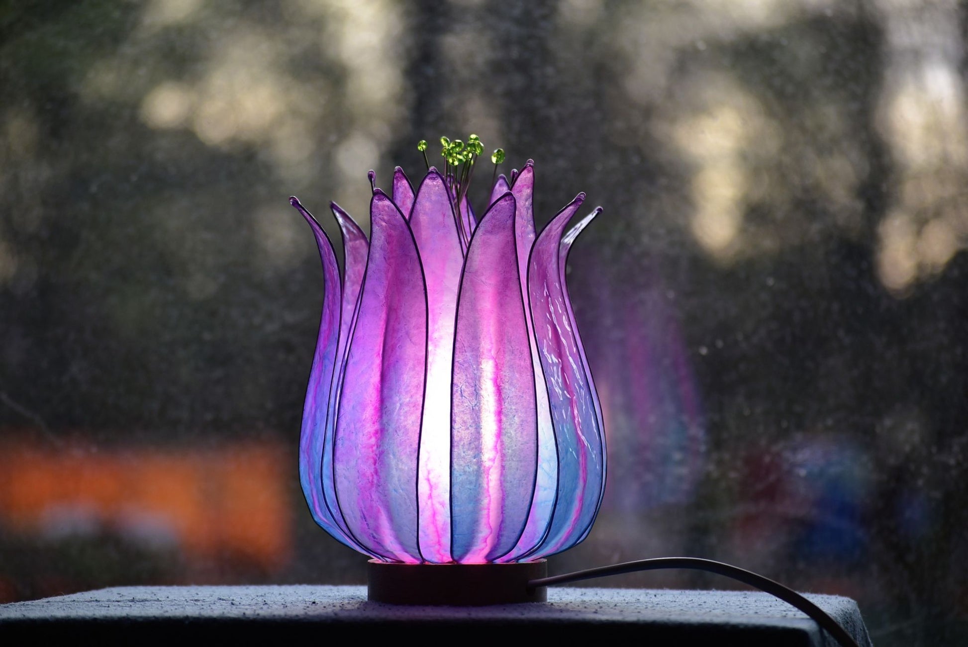 Lampada da tavolo fiore di loto azzurro e rosa in resina fatta a mano. - Fiorediluce