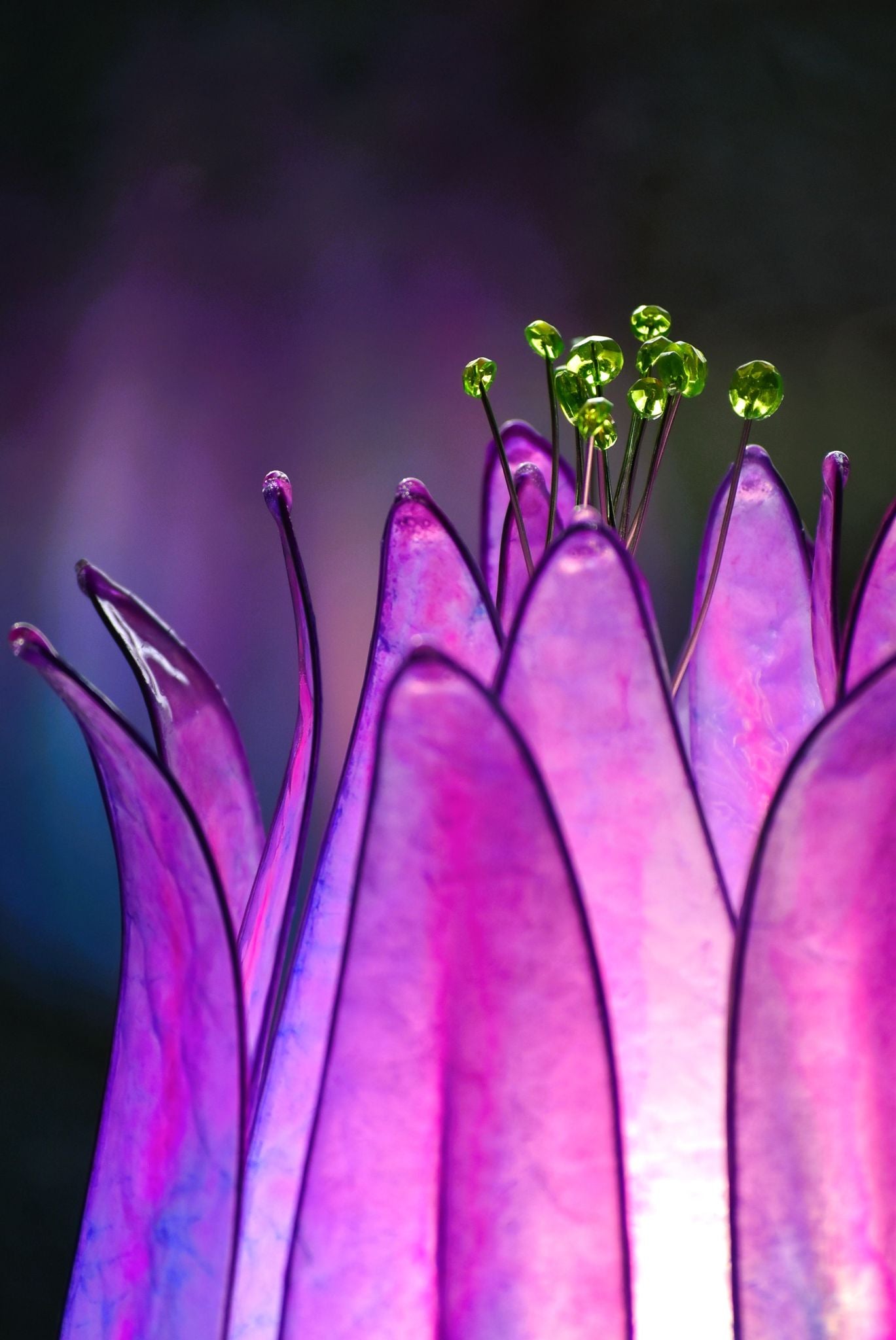 Lampada da tavolo fiore di loto azzurro e rosa in resina fatta a mano. - Fiorediluce