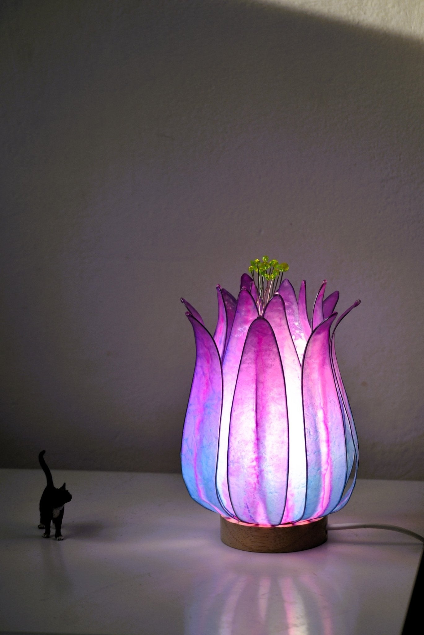 Lampada da tavolo fiore di loto azzurro e rosa in resina fatta a mano. - Fiorediluce