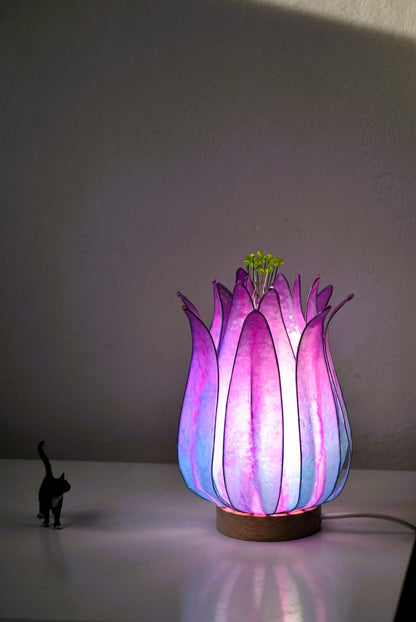 Lampada da tavolo fiore di loto azzurro e rosa in resina fatta a mano. - Fiorediluce