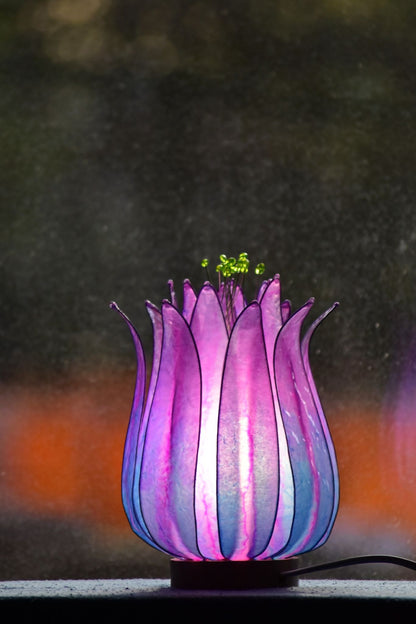 Lampada da tavolo fiore di loto azzurro e rosa in resina fatta a mano. - Fiorediluce