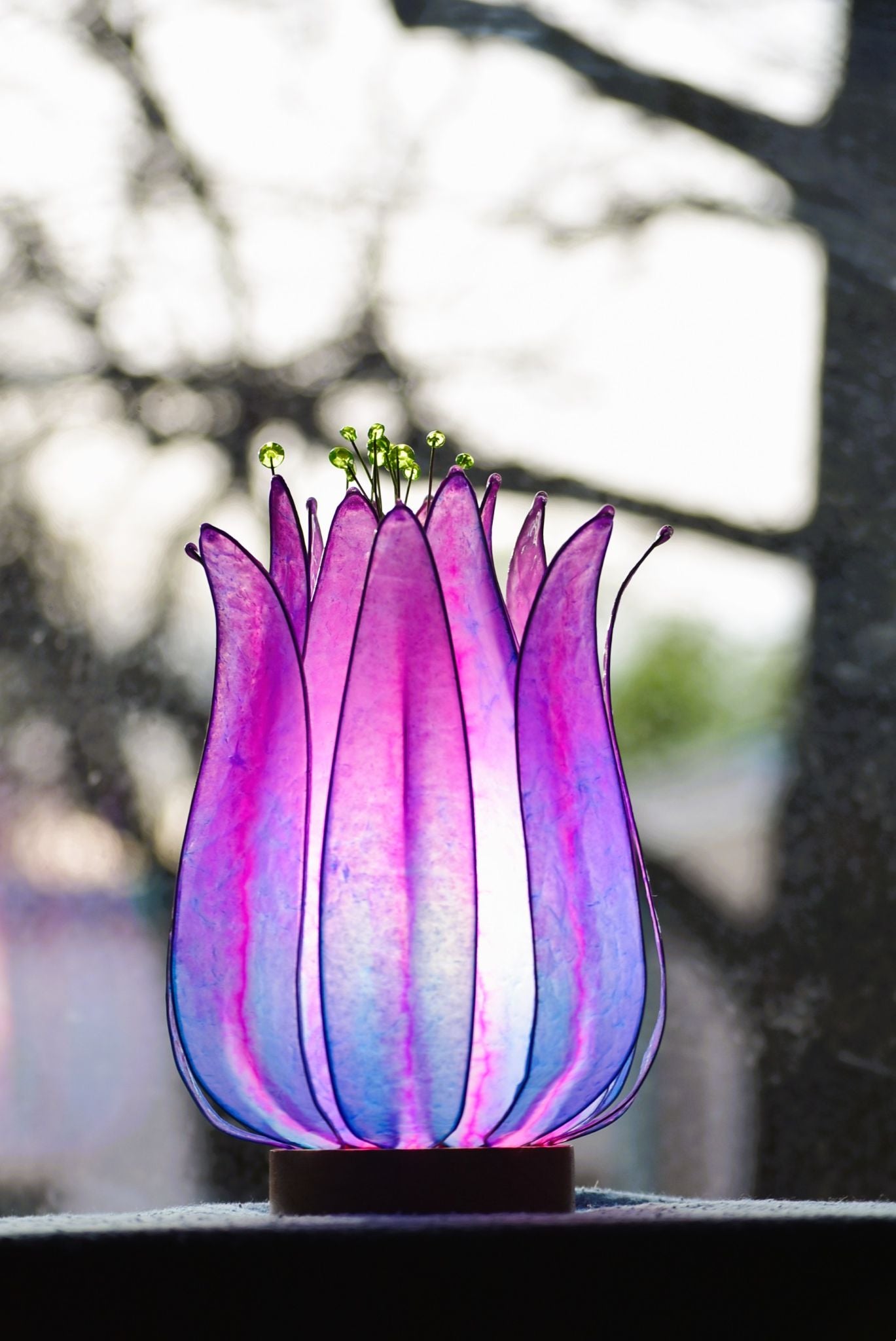 Lampada da tavolo fiore di loto azzurro e rosa in resina fatta a mano. - Fiorediluce