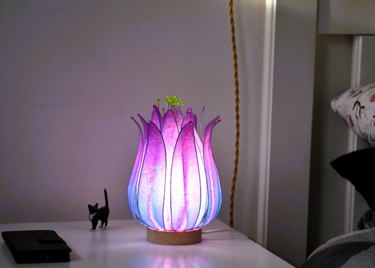 Lampada da tavolo fiore di loto azzurro e rosa in resina fatta a mano. - Fiorediluce